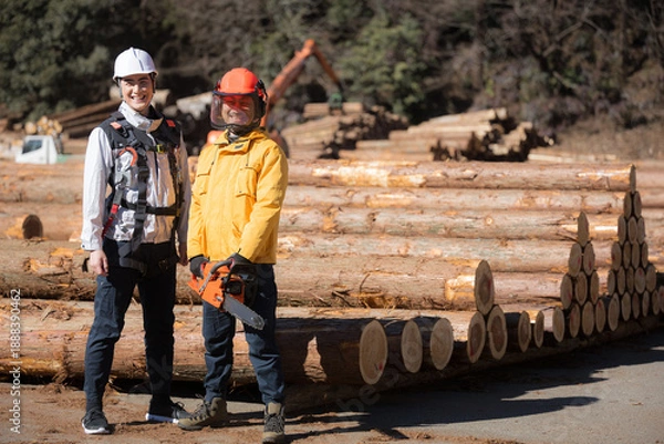 Obraz 林業など第一次産業で働く人複数の人　高所作業や木を切るチェンソーのチームの全身カメラ目線(多摩木材センター協同組合プロパティ許可ずみ）