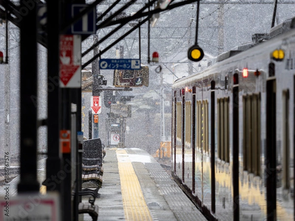 Obraz 雪が降る駅のホームと電車の風景