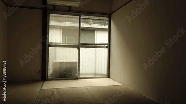 Obraz 古い日本の木造アパート　和室　古びた畳　寂しげな　怪談　都市伝説