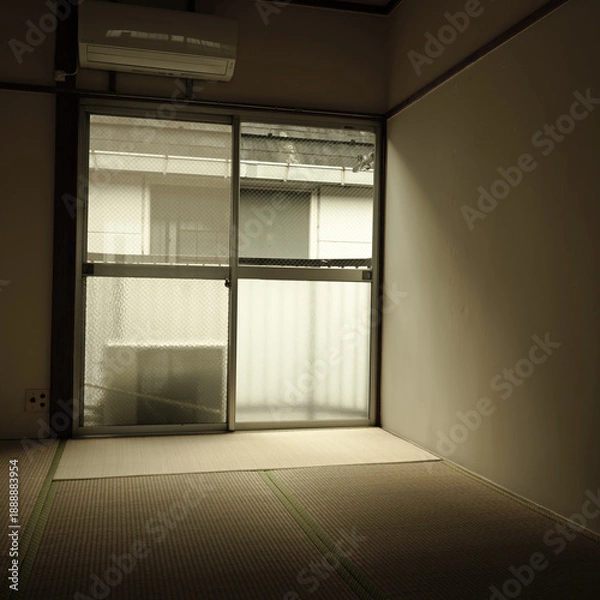 Obraz 古い日本の木造アパート　和室　古びた畳　寂しげな　怪談　都市伝説