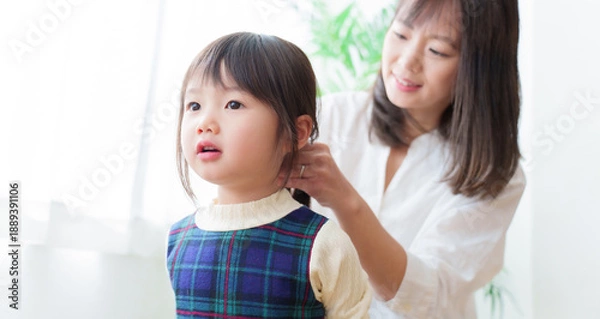 Obraz 女の子の髪を結ぶお母さん