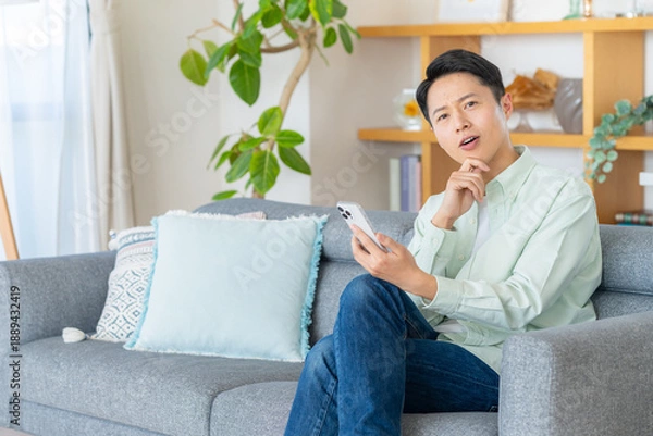 Obraz スマホを操作する男性