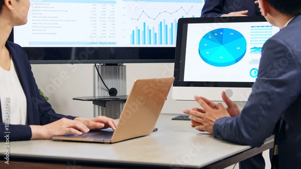 Obraz オフィスで会議するビジネスパーソンのグループ