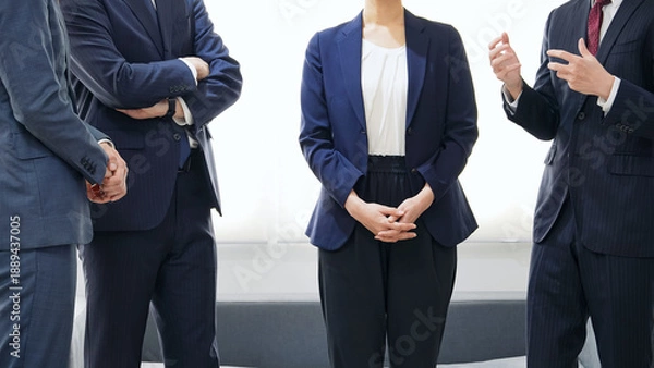 Obraz オフィスで立ち話するビジネスパーソンのグループ