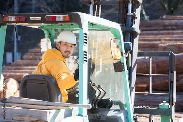 Obraz フォークリフトで木材を運ぶ作業員　後方確認(多摩木材センター協同組合プロパティ許可ずみ）