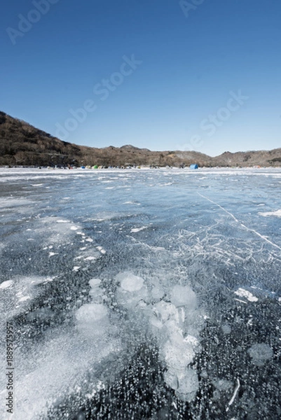 Obraz 赤城山大沼のアイスバブルと遠くに見えるワカサギ釣り
