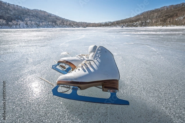Obraz 赤城山小沼の天然氷とスケート靴