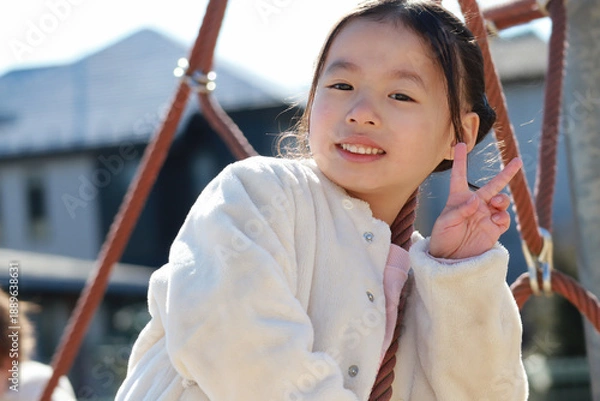 Obraz 冬の公園で遊ぶ女の子