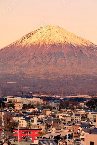 Obraz 富士宮市、夕日で赤く染まる富士山と富士宮の街並み