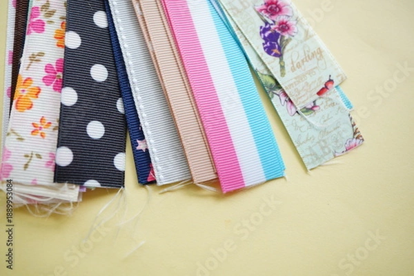 Fototapeta 花柄やドット柄など、さまざまなデザインのリボンを並べた写真。ハンドメイドや手芸、ラッピング素材として使いやすい、カラフルで可愛らしいイメージ素材。