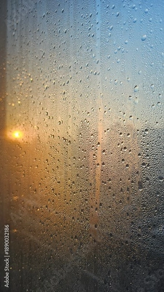 Obraz 아침 햇살과 물방울이 맺힌 창문