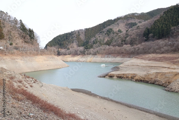 Obraz 奥多摩湖（小河内貯水池）の水位低下の様子