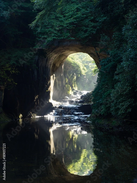 Fototapeta 光差す濃溝の滝