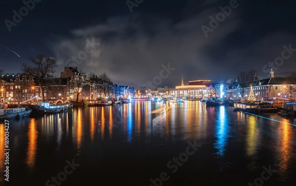 Fototapeta W tle Ratusz i budynek opery zwanej Stopera wzdłuż rzeki Amstel w starym centrum Amsterdamu
