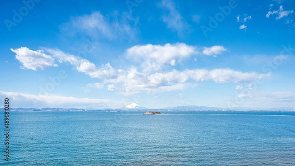 Obraz 青空の下に広がる東京湾と遠くに望む富士山の風景