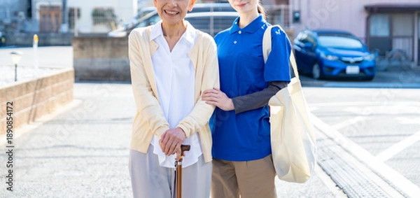 Obraz 高齢女性と介護・買い物代行スタッフの同行シーン／地域支援・生活サポート訴求
