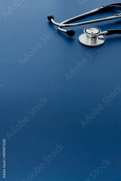 Obraz 聴診器　青背景　医療イメージ素材　背景　コピースペース　フレーム　シンプル