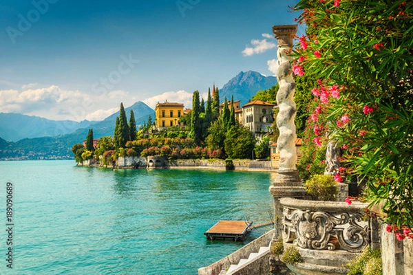 Obraz Oleander kwiaty i willa Monastero w tle, jezioro Como, Varenna