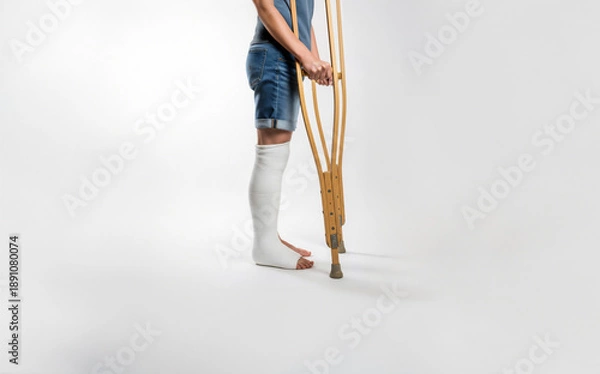 Obraz 목발, 깁스, 치료, 위험, 보행법, 장애, 장애인, 환자, 정형외과, 수술, 재활, 사고, 후유증, 걷다, 짚다, 보행 도구, 의료기기, 사람, 보험, 입원