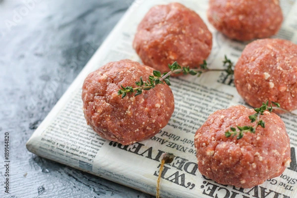 Obraz Raw meatballs of beef with thyme on the board