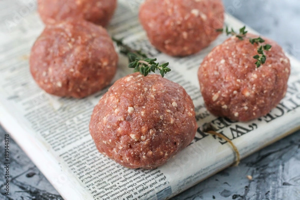 Obraz Raw meatballs of beef with thyme on the board