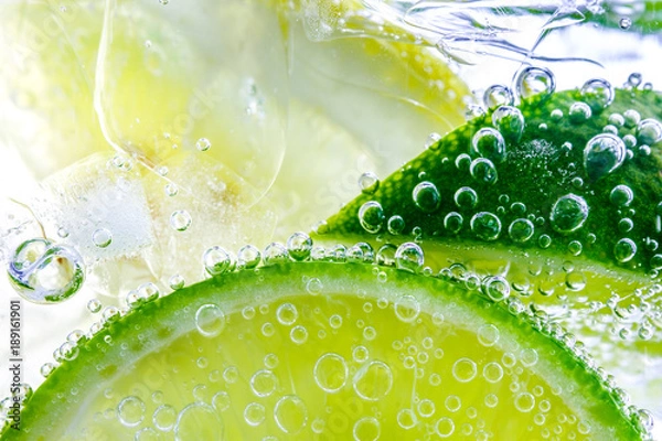 Obraz Lemon drop in fizzy sparkling water, juice refreshment