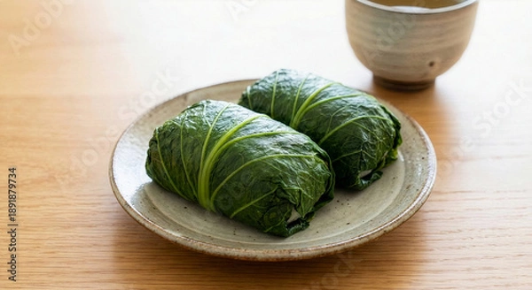 Obraz 木製のテーブルに置かれた和歌山名物めはり寿司と湯呑