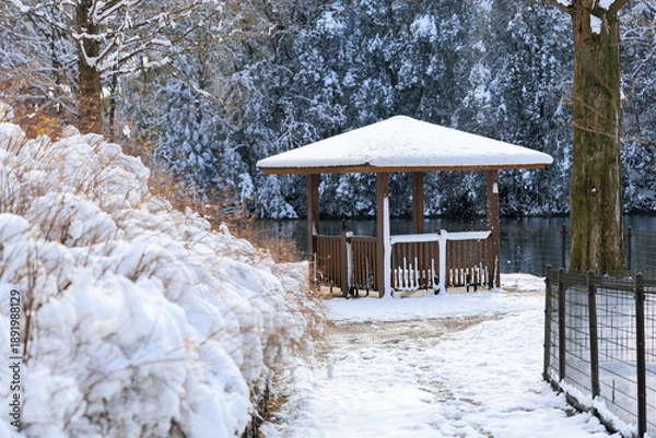 Obraz 雪に包まれたぎふワールドローズガーデンの東屋と池の冬景色