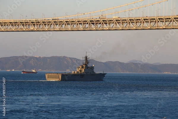Obraz 瀬戸大橋をくぐっていく輸送艦
