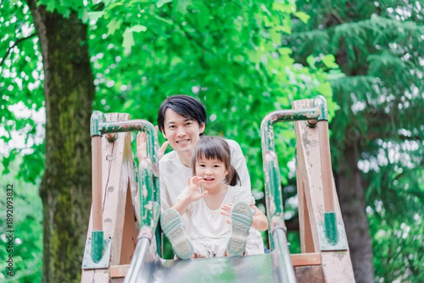 Obraz パパと公園で遊ぶ女の子