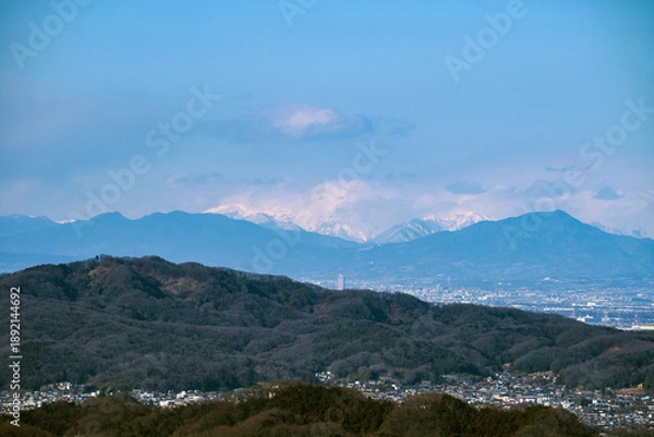 Obraz 日本：望遠で見る官ノ倉山からの景色／群馬県庁のビルと雪山【外秩父七峰縦走ハイキングコース】埼玉県小川町