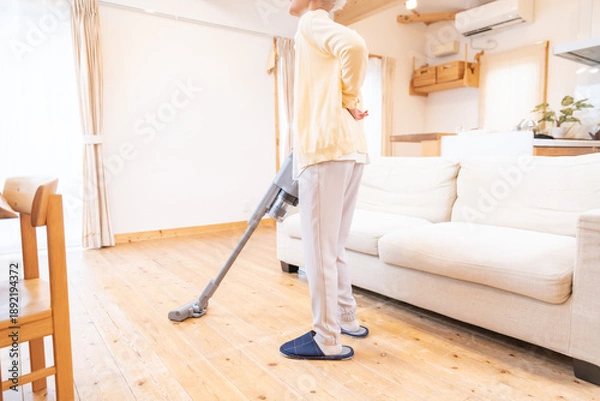 Obraz 掃除機をかける女性