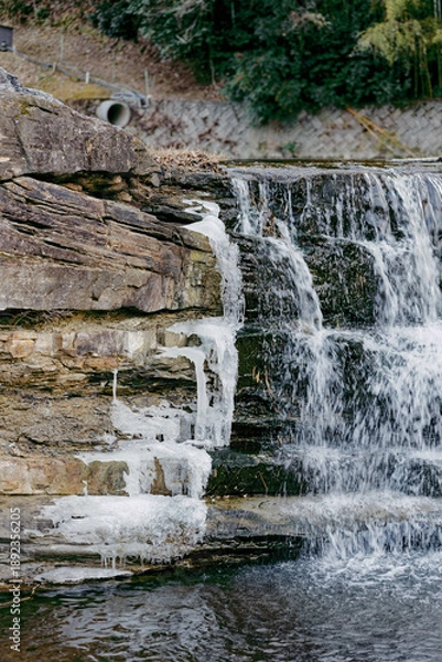 Obraz 端が氷瀑になっている滝