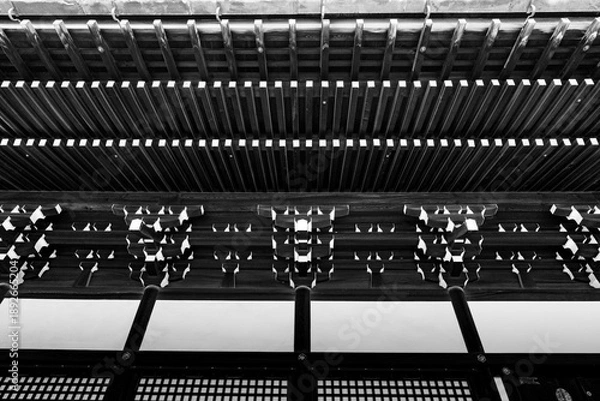 Obraz 日本建築の軒裏構造を捉えたモノクロ写真