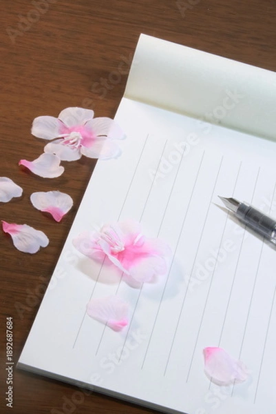 Obraz 日本の春のイメージ：机の上に置かれた便箋、万年筆、桜の花びら(縦長)