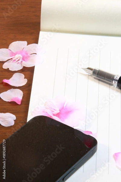 Obraz 日本の春のイメージ：机の上に置かれた便箋、万年筆、スマホ、桜の花びら(縦長)