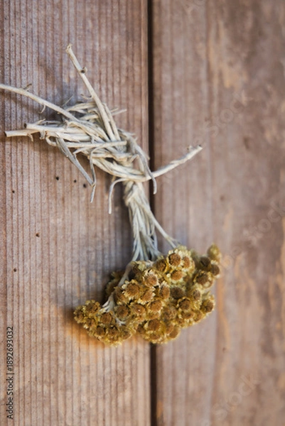 Obraz 壁に吊るされた綺麗なドライフラワーリース