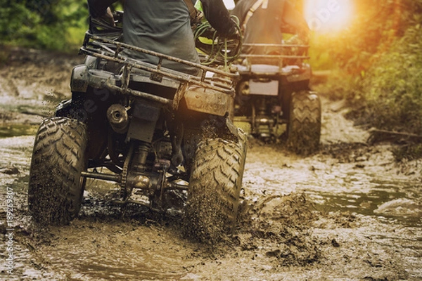 Obraz mężczyzna jedzie pojazdem atv na torze terenowym, temat zajęć sportowych na świeżym powietrzu ludzi