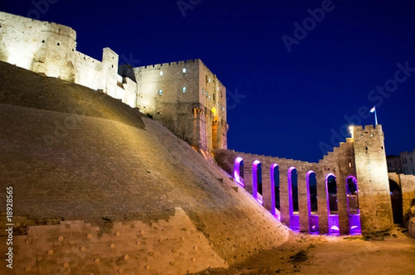 Fototapeta Nocny widok na starą cytadelę w Aleppo w Syrii