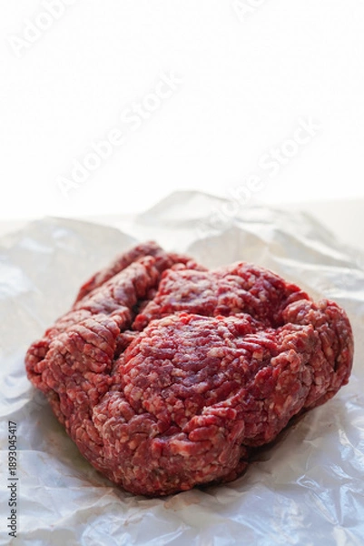 Obraz 白背景のミンチ(ひき肉)、コピースペース