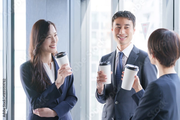Fototapeta 飲み物を飲み休憩するビジネスマンたち
