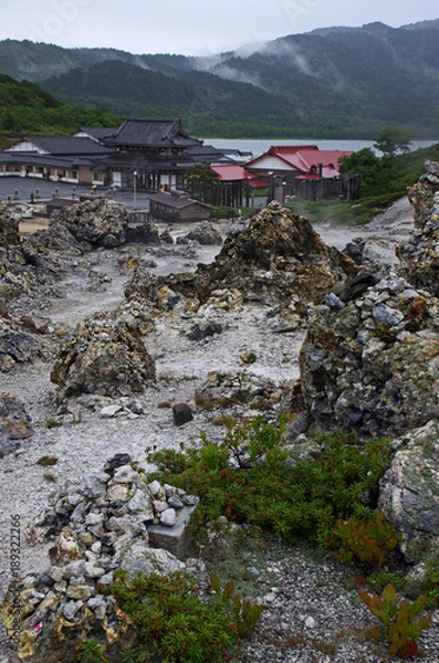 Fototapeta 雨に煙る霊場恐山