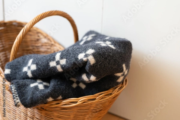 Obraz クラシカルのかごに入れた北欧のブランケット