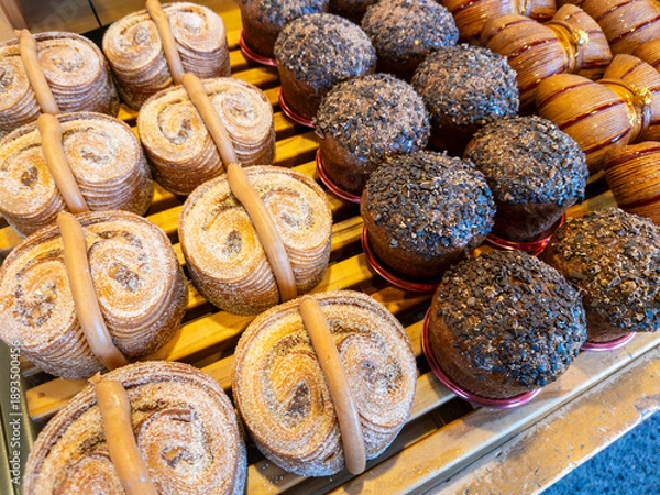 Fototapeta パン屋のシナモンロール　日常のワンシーン