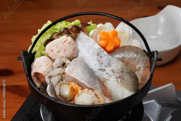 Obraz 贅沢な魚介類が詰まった一人前の鉄鍋料理