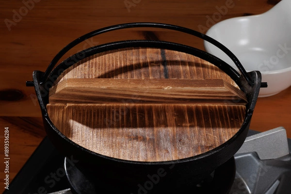 Obraz カセットコンロに置かれた蓋付きの鍋