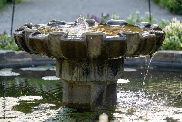 Obraz Steinerner Brunnen im Garten