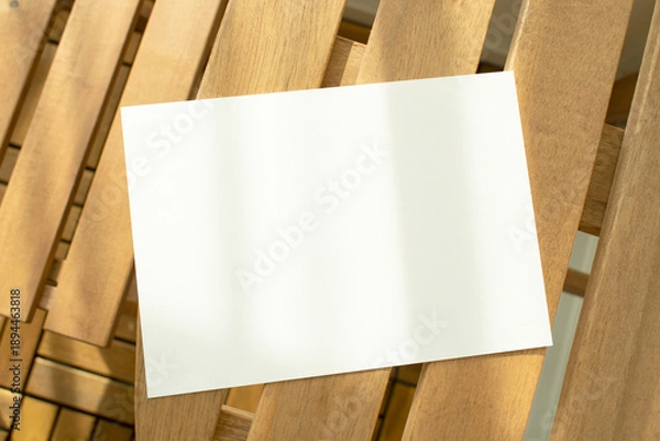 Obraz 모던한 우드 장식과 카드 목업