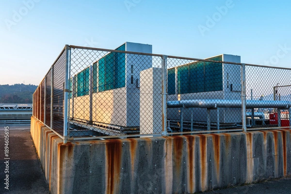 Obraz 商業施設屋上に設置された空調用配管と大型室外機