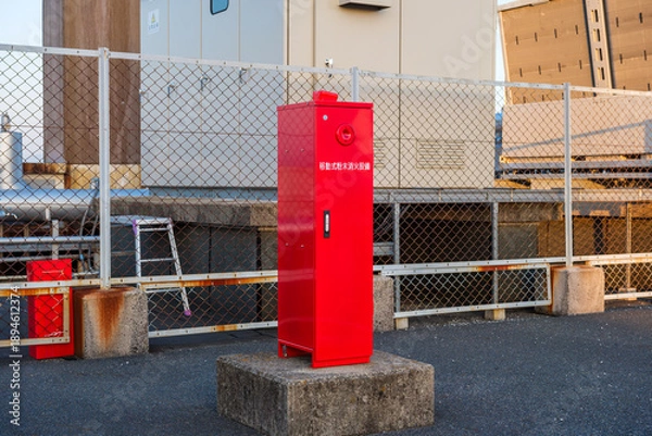 Obraz 屋上駐車場に置かれた移動式粉末消火設備